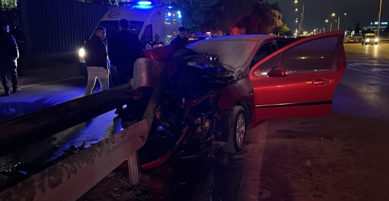 YANAN OTOMOBİLDE SIKIŞAN SÜRÜCÜYÜ İTFAİYE KURTARDI