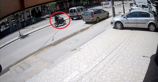 ARACA ÇARPAN MOTOSİKLET TAKLA ATTI, 1 KİŞİ YARALANDI