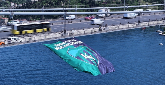 Kocaelispor'un Bayrağı İstanbul Boğazı'nda Dalgalandı
