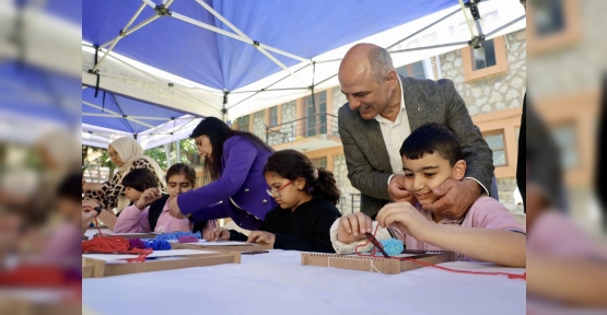 Minik Eller Hereke Halısı Dokudu