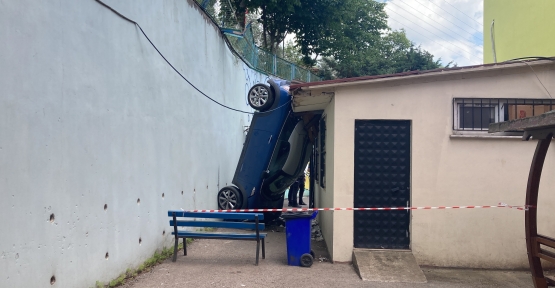 Otomobil Okul Bahçesine Uçtu, Öğrencilerin Derste Olması Faciayı Önledi: 1 Yaralı
