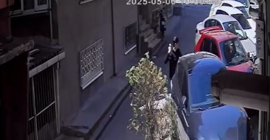 PARK HALİNDEKİ ARACA TAŞ VE YUMRUKLARLA SALDIRDI: HİÇBİR ŞEY OLMAMIŞ GİBİ YOLUNA DEVAM ETTİ