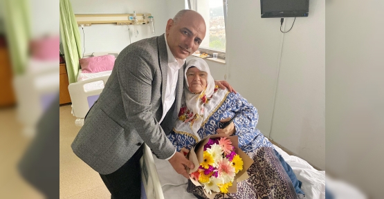 Söğüt, Anneler Günü’nde  Annesini Hastanede Ziyaret Etti