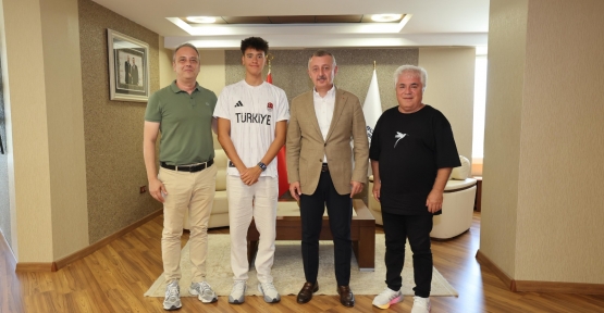Büyükakın, Genç Milli Yüzücüyü Kabul Etti