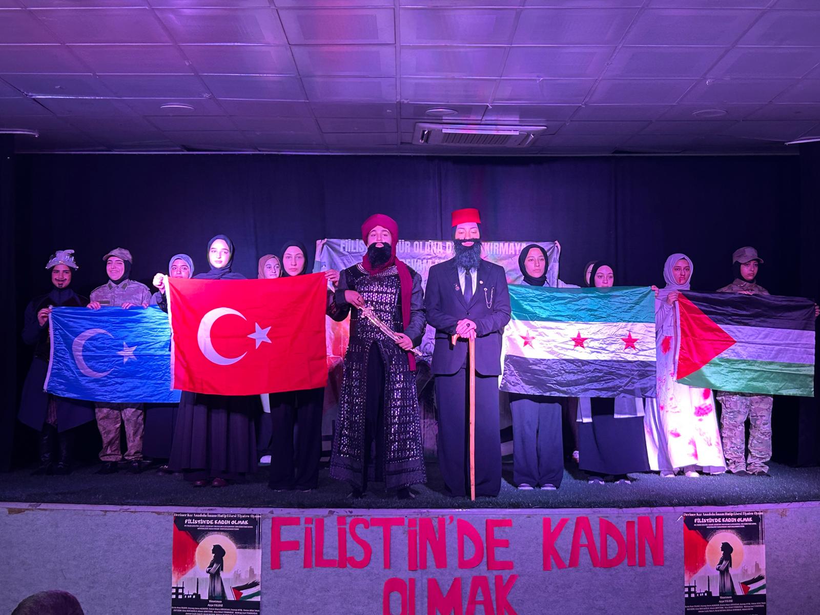 “Filistin’de Kadın Olmak” Tiyatro Gösterisi Derince’de Büyük Yankı Uyandırdı