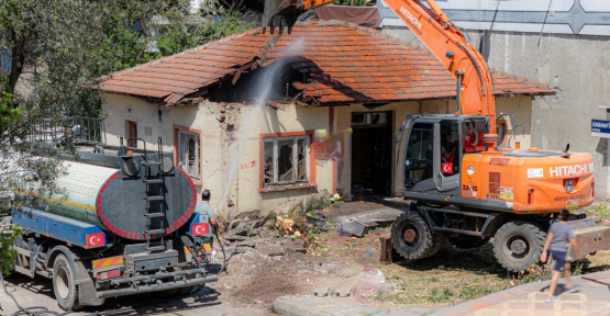 Güney Mahallesi’ndeki Metruk Bina Kontrollü Şekilde Yıkıldı