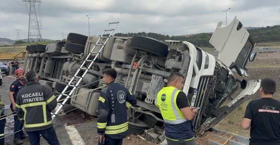 KARPUZ YÜKLÜ TIR DEVRİLDİ: 1 ÖLÜ, 3 YARALI
