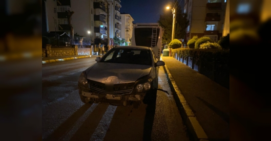 OTOMOBİL KAZASINDA KAPILAR SIKIŞTI, YOLCULARI VATANDAŞLAR KURTARDI