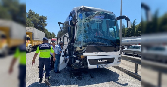 TEM'de 2 Tır Ve Yolcu Otobüsü Kazaya Karıştı: 1'i Ağır 3 Yaralı