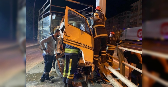 YÖN LEVHASININ DİREĞİNE ÇARPAN KAMYONET KAĞIT GİBİ EZİLDİ: 1 YARALI