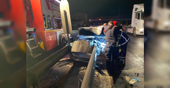 BARİYERLERE SAPLANAN OTOMOBİLDEN BURNU KANAMADAN ÇIKTI