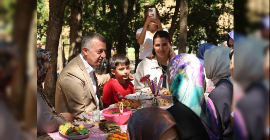 Başkan Büyükakın, Gebze’de Annelerin Pikniğine Katıldı
