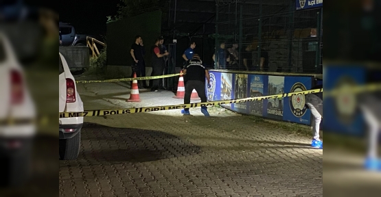 İLÇE EMNİYET MÜDÜRLÜĞÜ ÖNÜNDE SİLAHLI KAVGA: 2 YARALI