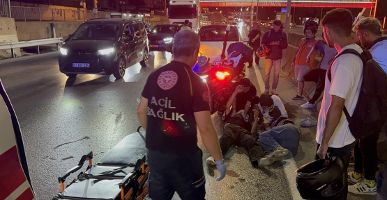 Kasksız Kaza Yaptılar: Yaralı Sürücü, Baygın Kız Arkadaşının Başından Ayrılmadı