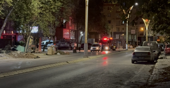 KAZI SIRASINDA DOĞAL GAZ BORUSU DELİNDİ, MAHALLEYİ GAZ KOKUSU SARDI