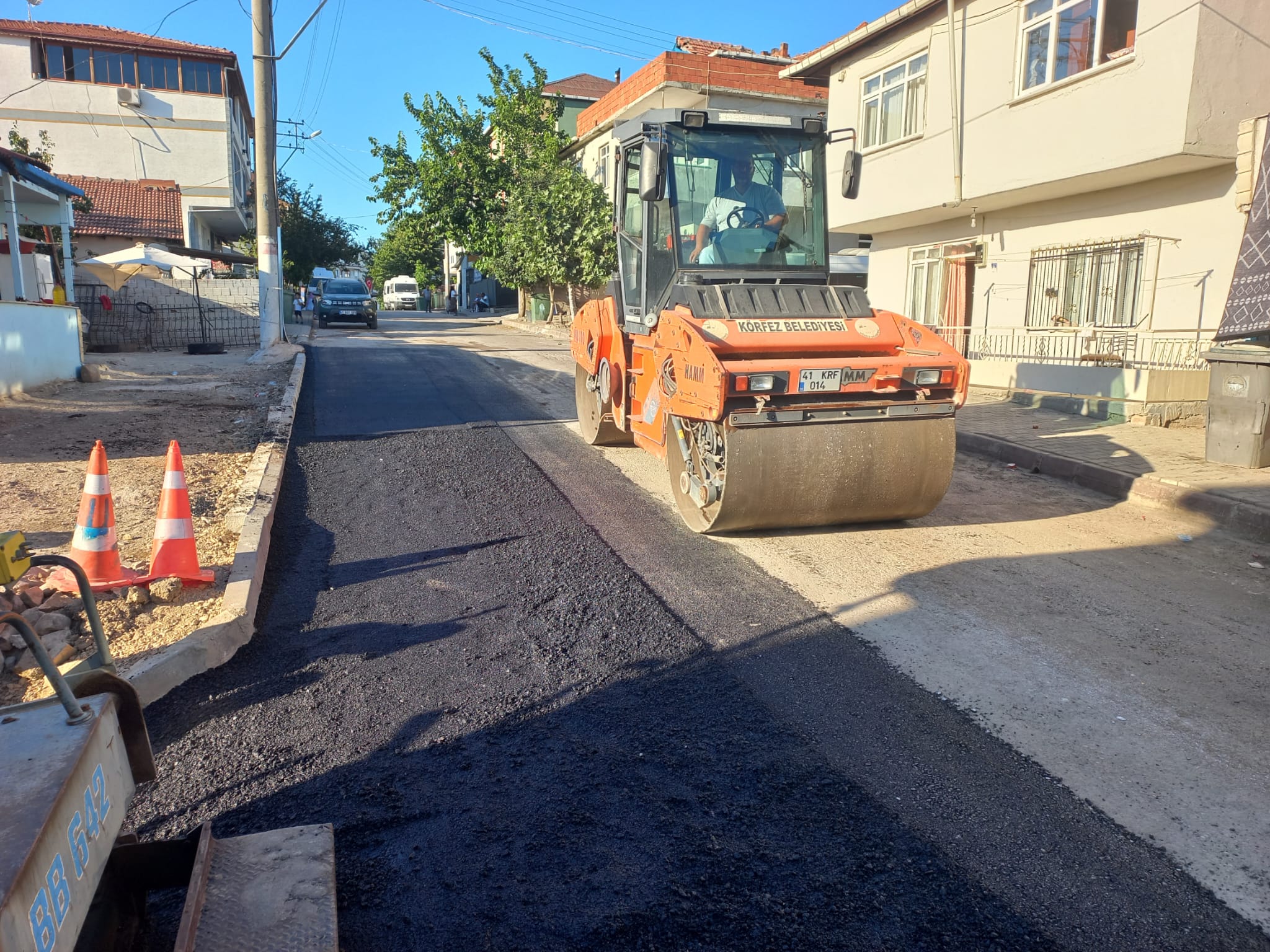 Körfez’de İki Mahalleye Sıcak Asfalt