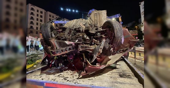 OTOMOBİL, ÇARPTIĞI BARİYERDE ASILI KALDI: 2 ÖLÜ