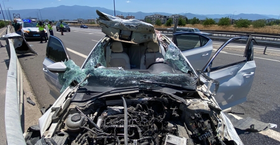 TEM'DE BARİYERE ÇARPAN OTOMOBİLİN TAVANI KOPTU: 4 YARALI