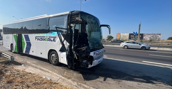 TEM'DE YOLCU OTOBÜSÜ KAMYONA ÇARPTI: 1'İ AĞIR 7 YARALI
