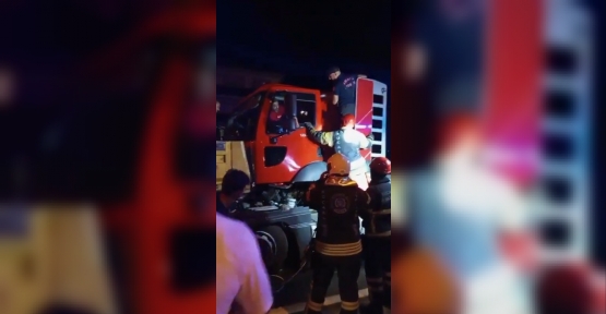 TIR, TIRA ARKADAN ÇARPTI: SIKIŞAN SÜRÜCÜYÜ KURTARDILAR