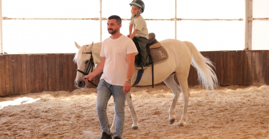 Yaz Tatiline At Üstünde ‘Merhaba’ Dediler