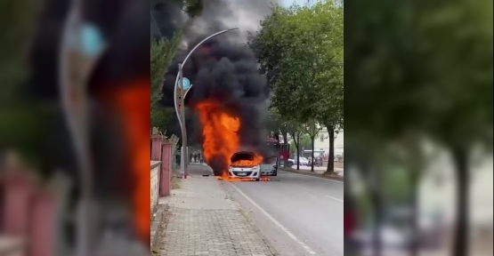 ALEV ALAN OTOMOBİLDEN GERİYE HURDA YIĞINI KALDI