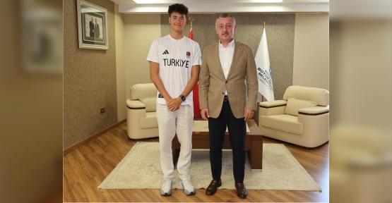 Başkan Büyükakın İzmitli Şampiyonu Kutladı