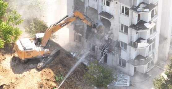 Çayırova’da Riskli Yapıların Yıkımına Başlandı