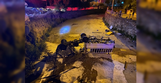 DERE YATAĞINA DÜŞEN KAMYONET ALEV ALDI