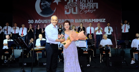 Derince’de Zafer Bayramı Şarkılarla Kutlandı