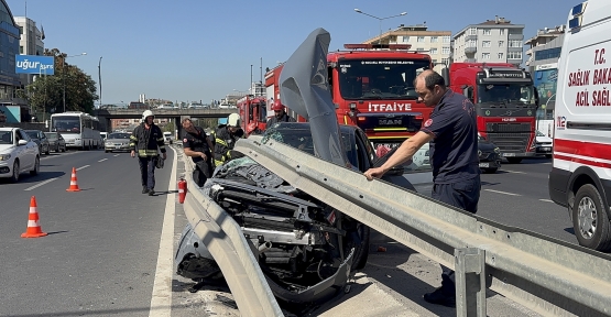 Hafriyat Kamyonu İle Çarpışan Otomobil Demir Bariyerlerin Altına Girdi: 2 Yaralı
