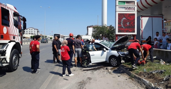 KAZADA KONTROLDEN ÇIKAN OTOMOBİL AKARYAKIT İSTASYONUNUN DUVARINA ÇARPTI: 1 YARALI