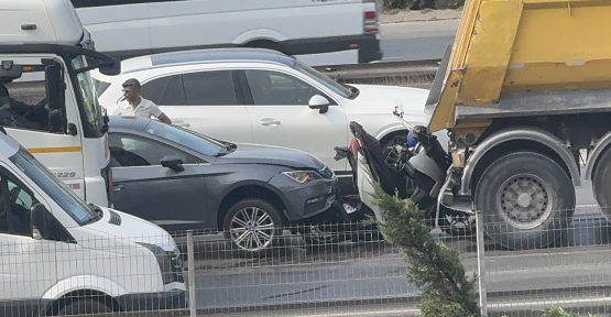 KOCAELİ'DE FECİ KAZA: MOTOSİKLET SÜRÜCÜSÜ KAMYONLA OTOMOBİL ARASINA SIKIŞTI
