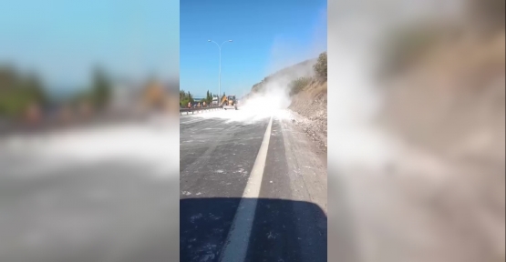 MICIR YÜKLÜ TIR DEVRİLDİ: TEM OTOYOLU İSTANBUL İSTİKAMETİNDE TRAFİK FELÇ OLDU