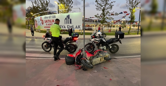 MOTOSİKLET TRAFİK LEVHASINA ÇARPTI: 1'İ AĞIR 2 YARALI