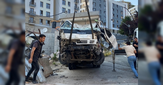 Rampadan İnen Kamyonet Bariyerlere Çarptı: 1 Yaralı
