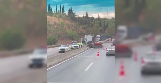 Seyir Halindeki Tır Beton Bariyere Çarptı