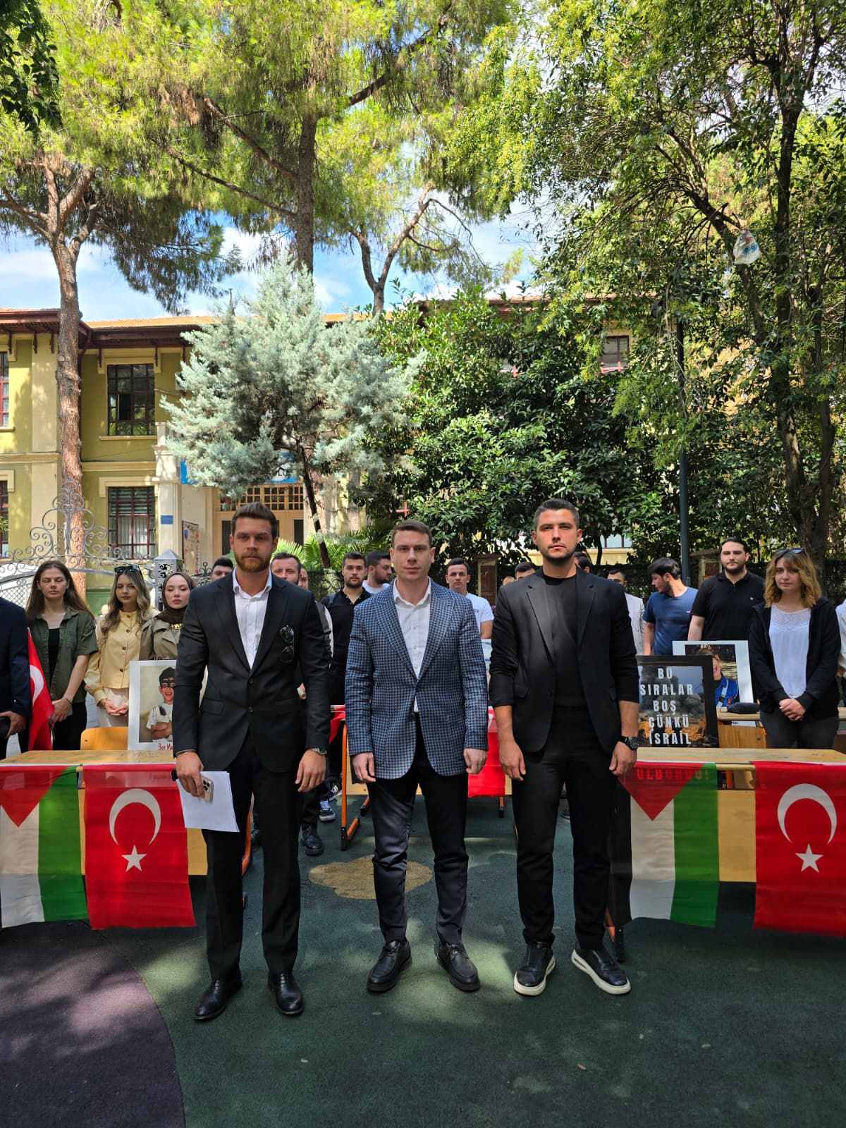 AK Gençler "Boş Sıralar" ile Filistinli Çocukları Andı