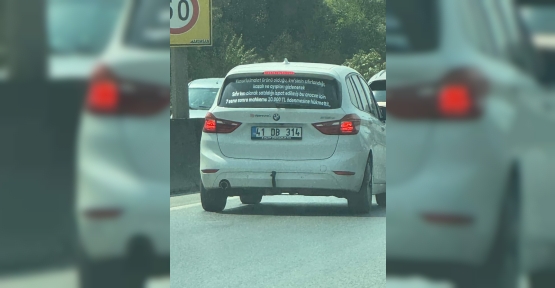 ARABASININ ARKASINA YAZDIĞI YAZIYI GÖREN DÖNÜP BİR DAHA BAKIYOR