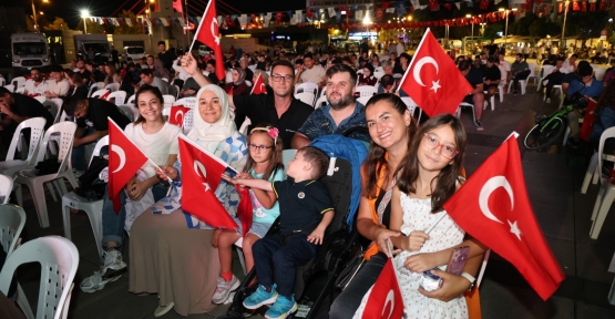 Ay-Yıldızlı Coşku Meydana Sığmadı