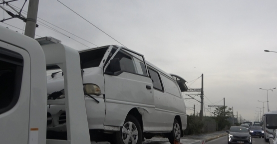 Kaygan Zeminde Kontrolden Çıkan Minibüs Devrildi: 1 Yaralı