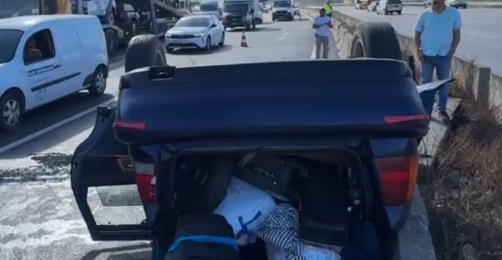 KOCAELİ’DE OTO ÇEKİCİYLE ÇARPIŞAN OTOMOBİL DEVRİLDİ: 3 YARALI