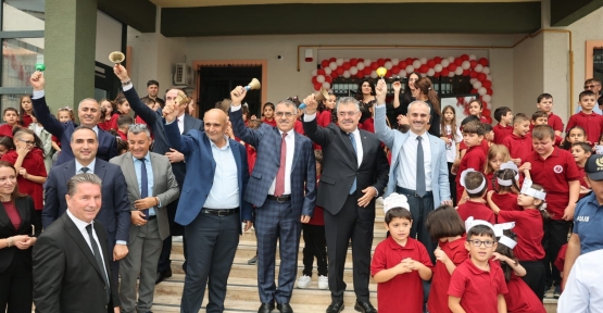Yeni Okullarda İlk Ders Zilini  AK Partili Vekiller Çaldı