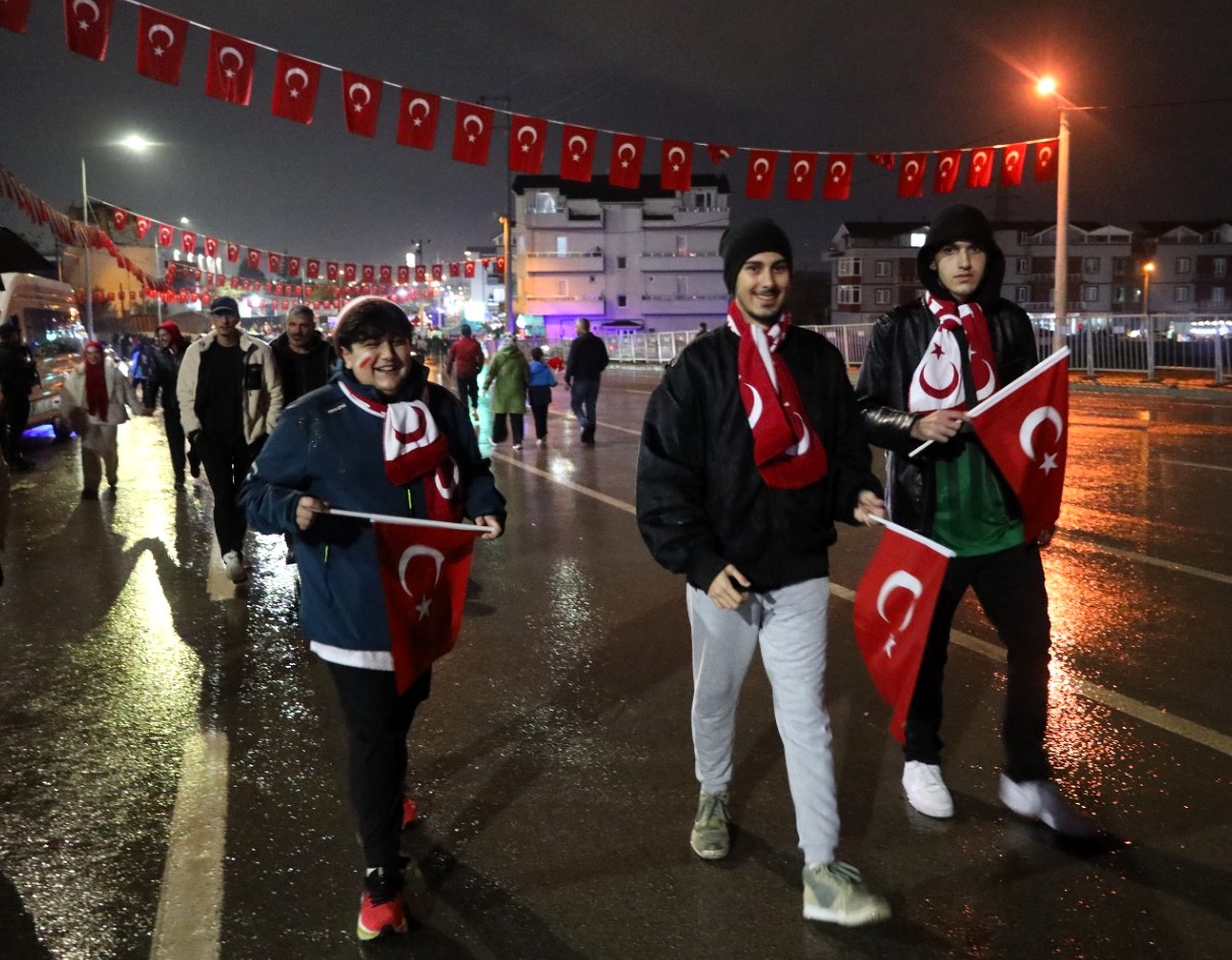 Büyükşehir’den Milli Maça Binlerce Bayrakla Destek