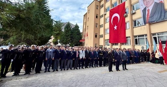 Derince’de 102. Yıl Gururu  Çelenk Töreniyle Taçlandı