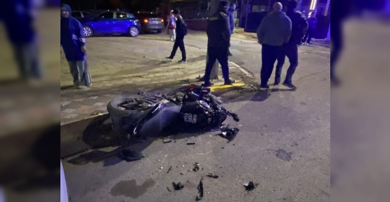 İŞ MAKİNESİ İLE ÇARPIŞAN MOTOSİKLETLİ AĞIR YARALANDI