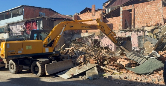 İzmit Belediyesinden Kaçak Yapı Yıkımı