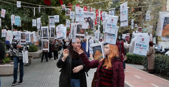 KOCAELİ’DE GELENEK BOZULMADI, KİTAPLAR YİNE İLK AĞAÇLARDA AÇTI!