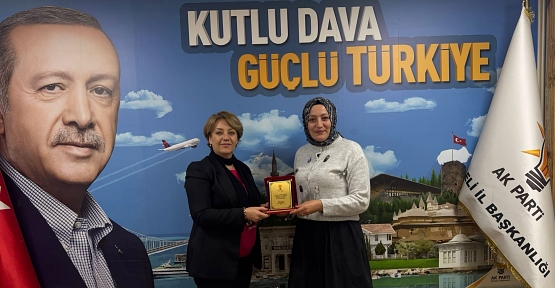 AK Parti Körfez İlçe Kadın Kollarına “En Etkin Dijital İletişim” Ödülü