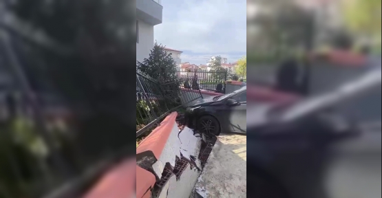 El Freni Çekilmeyen Otomobil Bahçe Duvarını Yıktı